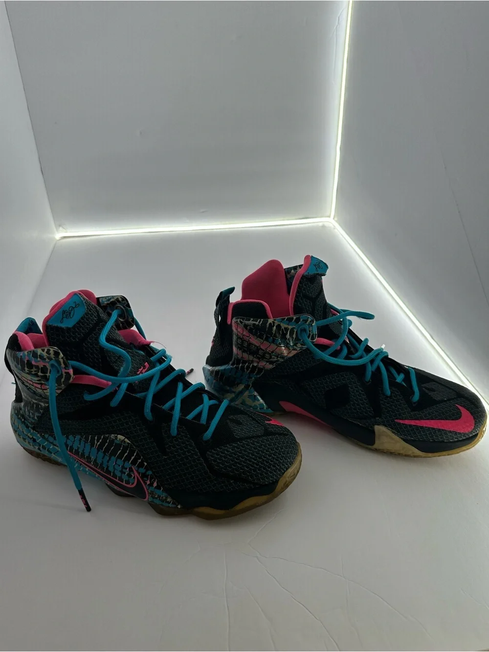Nike LeBron XLL 12 23 Chromosome Kids Black and pink Sneakers Blue Laces Size 6Y